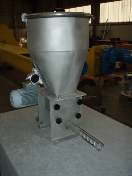Volumetric dosing screw or vibrating